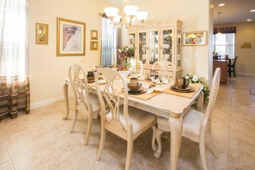 Joanne's West Haven Villa - Five Bedroom Home