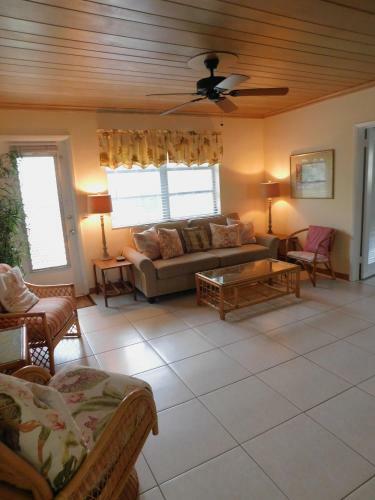 Apartamento The Grove Beach Condominiums