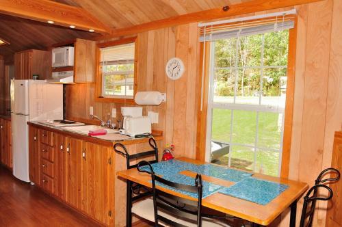 Plymouth Rock Camping Resort Deluxe Cabin 19