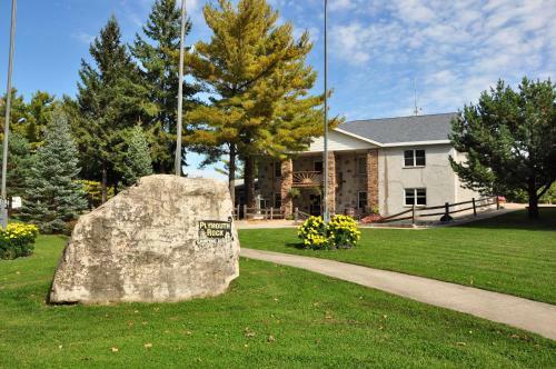 Plymouth Rock Camping Resort Deluxe Cabin 13