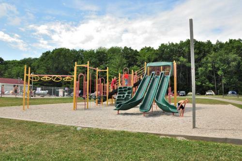 Plymouth Rock Camping Resort Studio Cabin 2