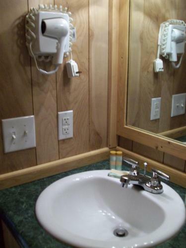 Plymouth Rock Camping Resort Deluxe Cabin 12