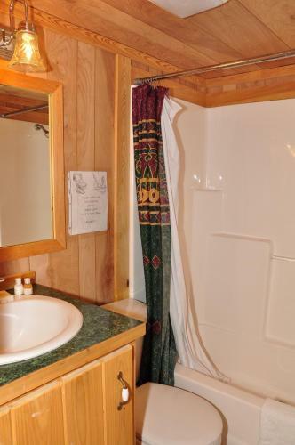 Plymouth Rock Camping Resort Deluxe Cabin 17