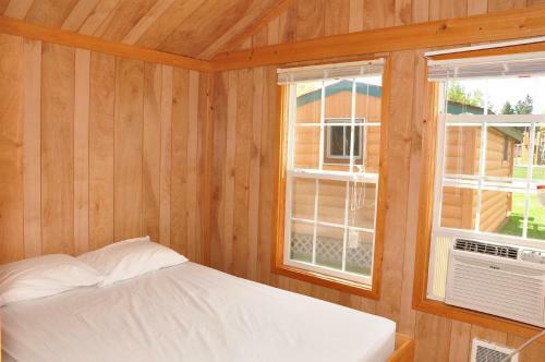 Plymouth Rock Camping Resort Deluxe Cabin 16