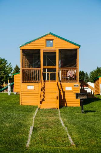 Plymouth Rock Camping Resort Deluxe Cabin 18