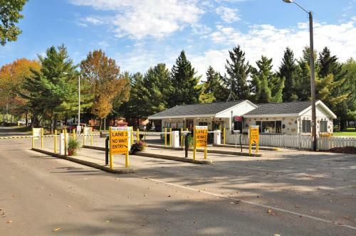 Plymouth Rock Camping Resort Deluxe Cabin 11
