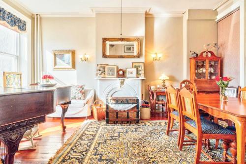 Bed & Breakfast Bnb Antiques & Art Gallery