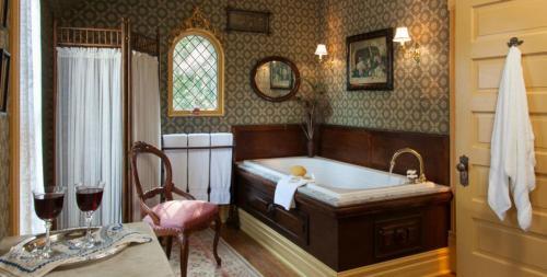 Posada Thorp House Inn & Cottages