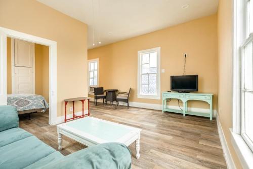Relaxed At Avenue R: Suite 2