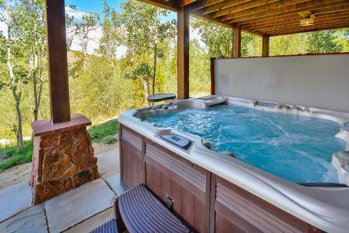 Home In Aspen Forest