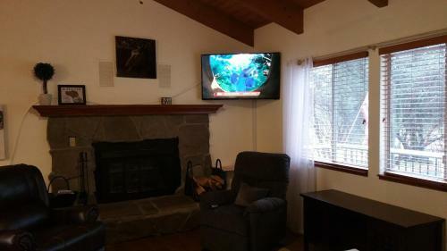 Lovely Mountain Lake Chalet By Yosemite: Equipped!