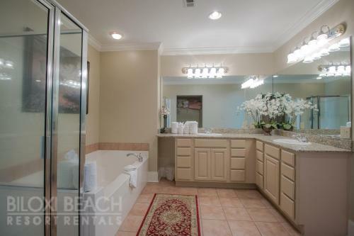 Legacy I 1306 Penthouse - Three Bedroom Apartment