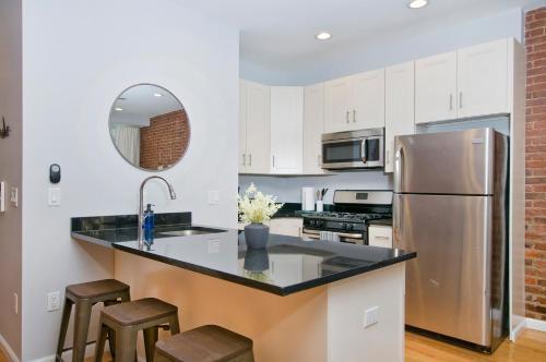 Boho-chic Three Bedroom Apartment Minutes To Nyc