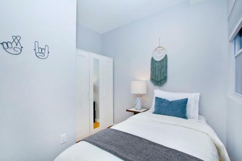 Boho-chic Three Bedroom Apartment Minutes To Nyc