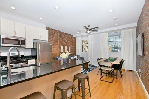 Boho-chic Three Bedroom Apartment Minutes To Nyc