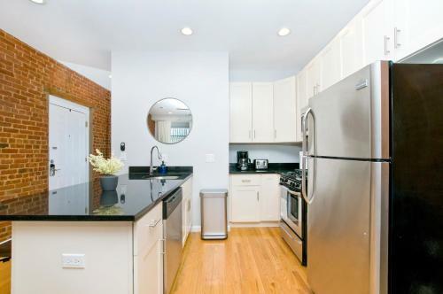 Boho-chic Three Bedroom Apartment Minutes To Nyc