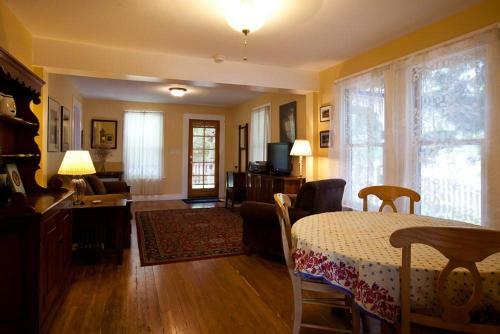 River Delivered-rvr/mt Vw-4br/2b