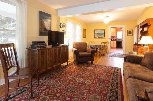 River Delivered-rvr/mt Vw-4br/2b