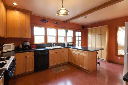 River Delivered-rvr/mt Vw-4br/2b