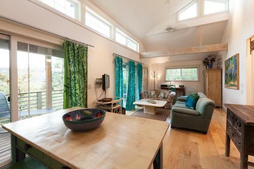 Tree House-river View-2br/1ba