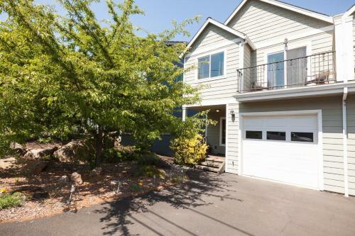 Adamsview-rvr/mtn Vws-3br/2b