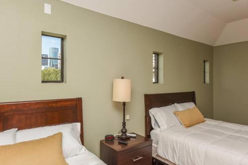 Apartamento Centrally Located(eado) Condo W/balcony- Sleeps 12