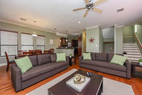 Apartamento Centrally Located(eado) Condo W/balcony- Sleeps 12