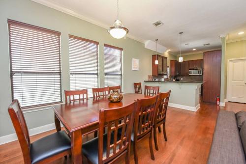 Apartamento Centrally Located(eado) Condo W/balcony- Sleeps 12