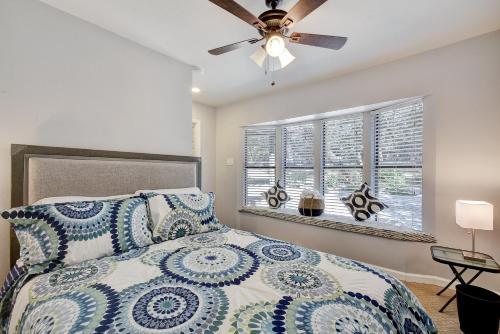 6107 Hudson Bend Rd Home