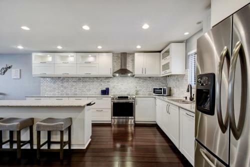 6107 Hudson Bend Rd Home