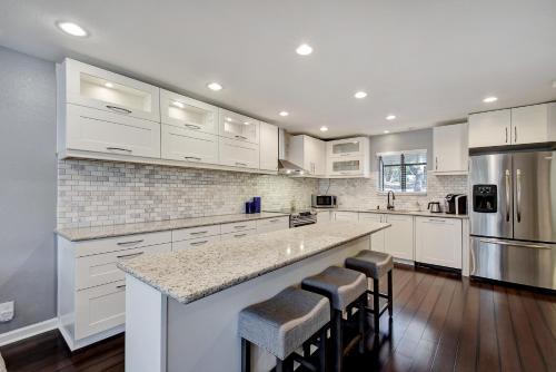 6107 Hudson Bend Rd Home