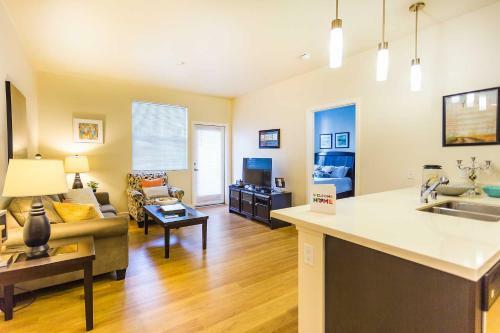 Homey 2 Br Apartment With Pool View