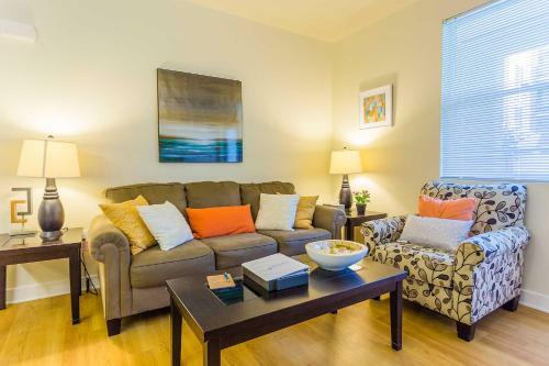 Homey 2 Br Apartment With Pool View