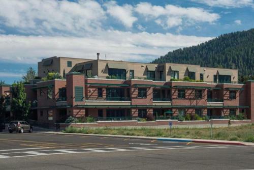 Evergreen Condo, Comfortable And Cozy, Walk To Town