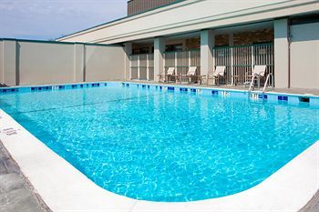 Holiday Inn Express Hotel & Suites
