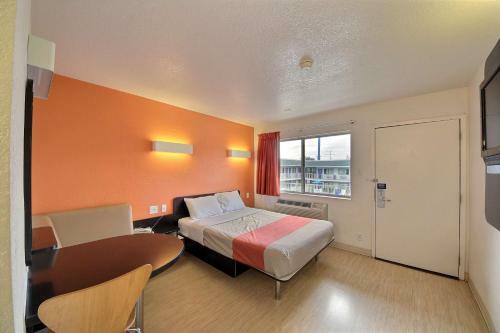 Hotel Motel 6 San Marcos