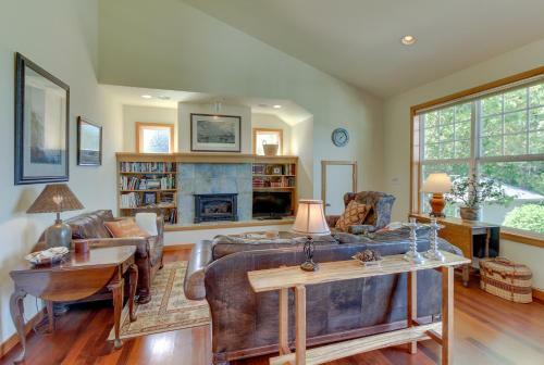 Classic Carriage House In Langley