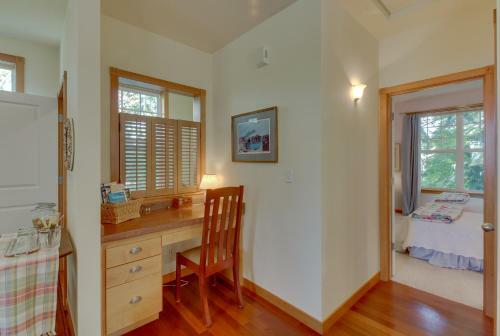 Classic Carriage House In Langley