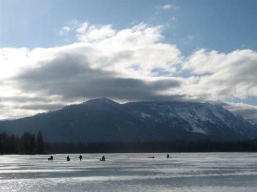 Alpine Lake Escape On Fish Lake