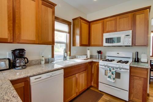 Mountain View Coastal Retreat