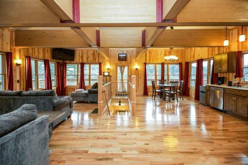 Lily Pad - Hocking Hills Cabin