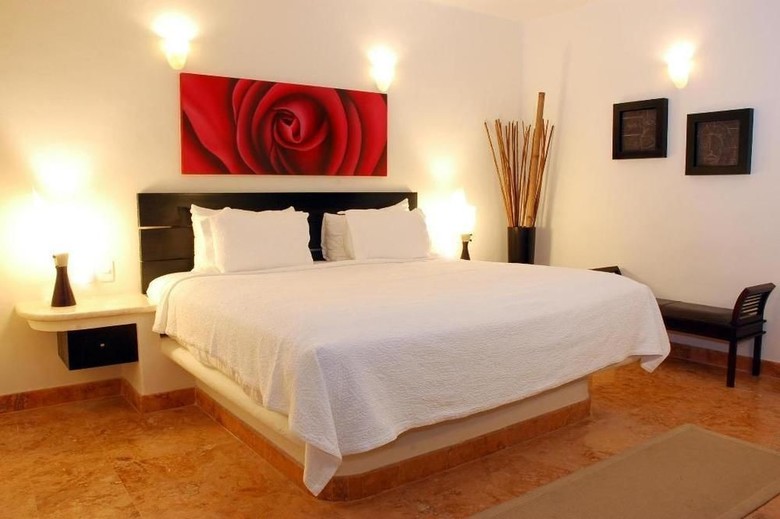 El Taj Ocean Front And Beachside Condo Hotel