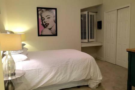 Apartamento Hollywood Hills Spanish