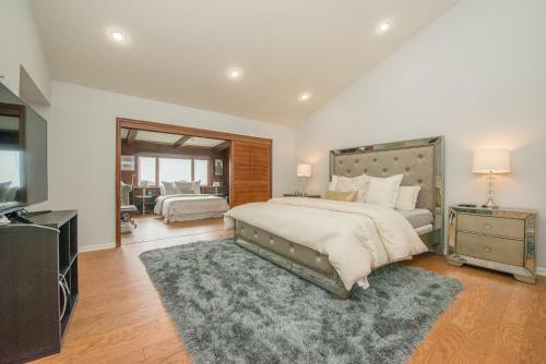 Hollywood Hills Home, Pool, Views, Lake
