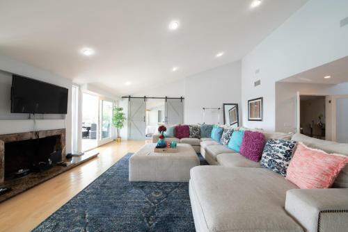 Hollywood Hills Home, Pool, Views, Lake