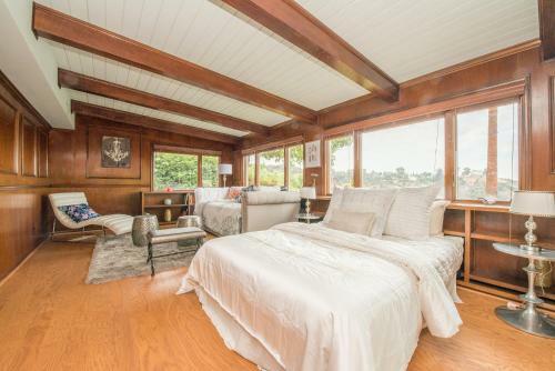 Hollywood Hills Home, Pool, Views, Lake