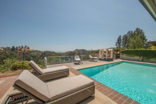 Hollywood Hills Home, Pool, Views, Lake