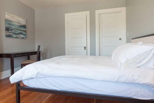 The Victorian 3 Bedroom Apartment 2.4