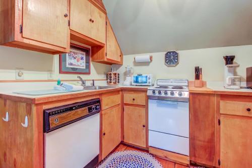 Amato Carriage House, Upper Level