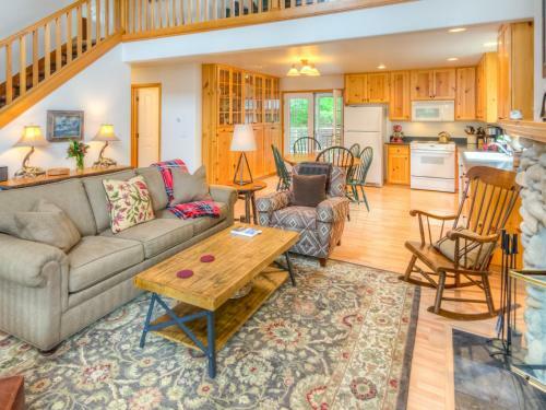 Whispering Whale Lodge